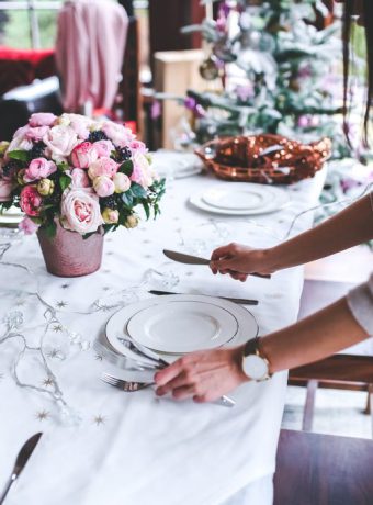 Jak udekorować stół jadalny - praktyczne porady i inspiracje dla pięknej aranżacji