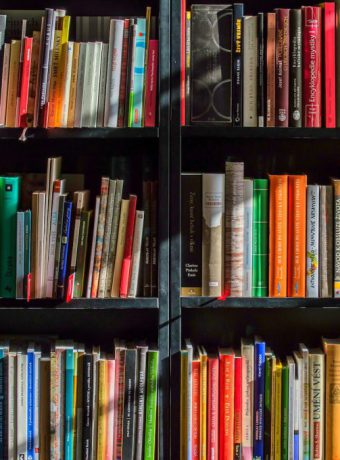 Twoja własna czytelnia: jak stworzyć wyjątkową biblioteczkę w domu