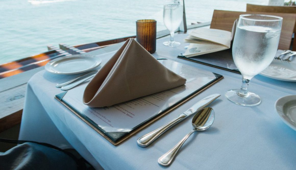 Składanie serwetek - odkryj tajniki dekoracji stołu na każdą okazję