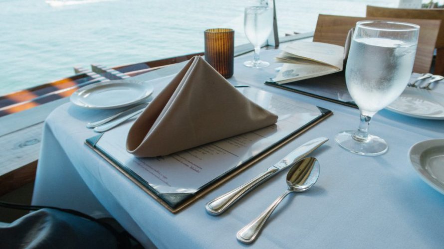 Składanie serwetek - odkryj tajniki dekoracji stołu na każdą okazję