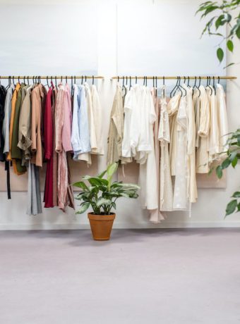 Tworzenie szafy kapsułowej: moda i styl w zasięgu ręki