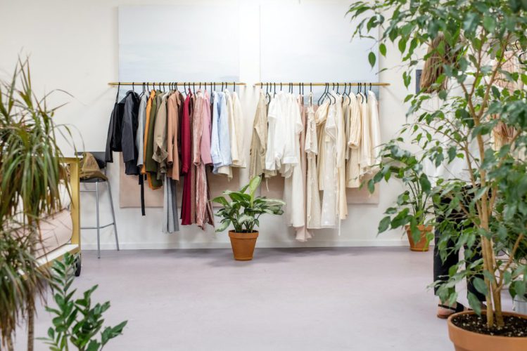 Tworzenie szafy kapsułowej: moda i styl w zasięgu ręki